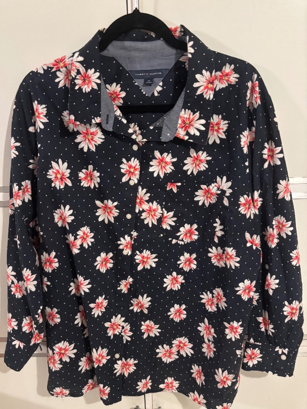Tommy Hilfiger Women’s Button Down Shirt 2X Black/ Floral